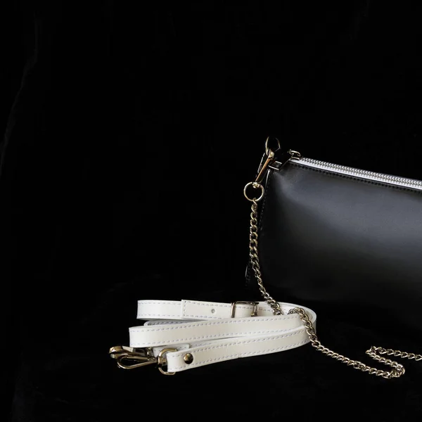 革製のハンドバッグ、常に古典的な組み合わせ、ストラップとチェーンの黒と白の色のクローズ アップ detal。モダンな柄の壁紙やバナーをデザインします。テキストの正方形の場所 — ストック写真