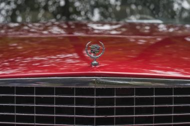 Moskova, Rusya - 26 Ağustos 2017: Cadillac yakın çekim eski model araba, selectiv odak araba logosu. Retro araba Haritayı exhibion, motorlu taşıtlar Festivali. Yağmurlu gece, kırmızı