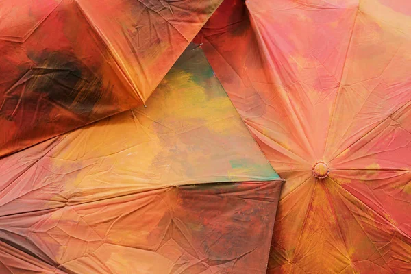 Birkaç şemsiye Close-up kırmızı-turuncu vintage sonbahar renklerde boyanmış. Sonbahar arka plan. Mevsim
