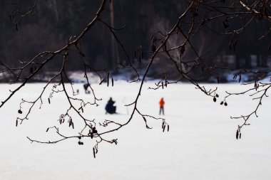 Balık tutma kış. Nehir, göl kenarında buz ormanında. Bulanık görüntü Anglers, Fishermens ağaç dalları, favori mens boş zaman, Aile, çocuk