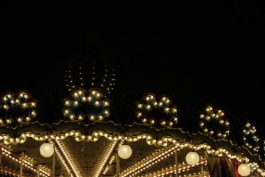 Işıklı altın parlak carousel, siluet gece city, romantik, nostaljik mood, melankoli, Festival vesilelerle, kopya alanı