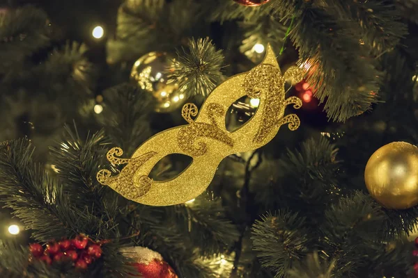 Maski karnawałowe złote i jasne błyszczące celuloid kulki na choinkę. Koncepcja uroczysty, tło wakacje, Boże Narodzenie, nowy rok — Zdjęcie stockowe