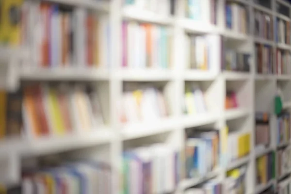 Librerie offuscate astratte con libri, manuali e libri di testo su scaffali in biblioteca o in libreria, per fare da sfondo. Concetto di lettura, istruzione — Foto Stock