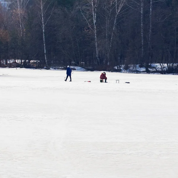 Pesca de invierno. Río, lago cerca del bosque en hielo. Pescadores, pescadores durante su tiempo libre favorito. Copiar espacio — Foto de Stock