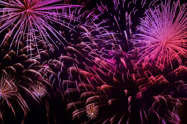 Leuchtend leuchtend violettes Feuerwerk mit Funken. Explosive pyrotechnische Vorrichtungen für ästhetische und Unterhaltungszwecke, Kunst. Farbiges Feuerwerk, Feiertagshintergrund — Stockfoto