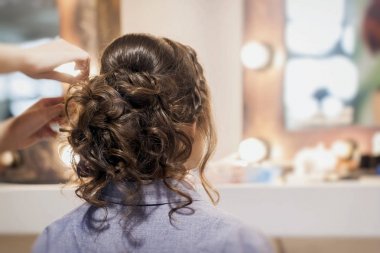 Tanınmayan kız bize kız uzun saç, Kuaför Salonu, kısmen görünür styling saç modeli, yapım Kuaför, aynadaki usta eller. Seçici odak