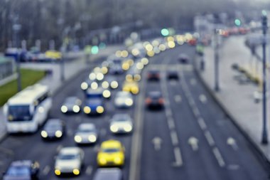 Oto, şehir sokak ışıkları, trafik sıkışıklığı, taksi. Soyut bokeh ışıkları ile kentsel sokak akşam trafik parlak arka plan bulanık tonda. Modern bir ortam