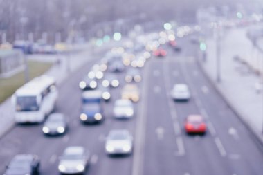 Otomatik, şehir sokak ışıkları ve trafik sıkışıklığı. Soyut bulanık ışık bokeh ışıkları ile kentsel sokak akşam trafik Menekşe arka plan tonda