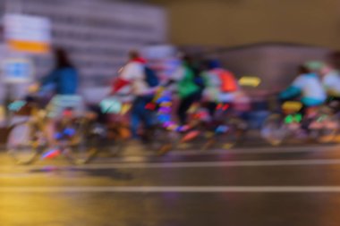 Şehir, soyut, hareket trafik bisikletçiler, için arka plan bulanıklık silüetler grubunun renkli at binme