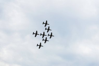 Uçaklarda airshow, uçan jetleri. Uçak uçan. Heyecan verici performans. Hava performans, uçak, uçan ekran, Beceri Takım çalışması. Arka plan
