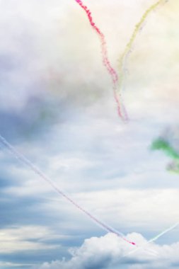 Gökyüzünde kalp şeklinin uçan ile airshow uçaklarda. Uçak, görüntü ve akrobasi gösterisi uçan. Dikey arka plan