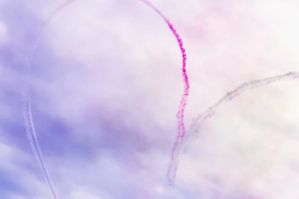 Αεροπλάνα σε airshow με ιπτάμενα καρδιά σχήμα στον ουρανό. Αεροσκάφη, που πετούν οθόνη και ακροβατικό show — Φωτογραφία Αρχείου