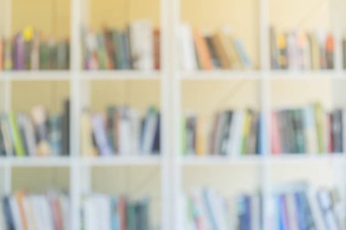 Soyut bulanık modern beyaz raflardan kitap, el kitapları ve ders kitapları raflardan Kütüphane, ya da zemin için kitap mağazasında. Eğitim kavramı