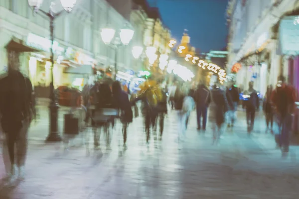 Abstract beeld van onherkenbaar silhouetten van mensen lopen in de stad straat in avond, nachtleven. Stedelijke moderne achtergrond, animatie-effect — Stockfoto