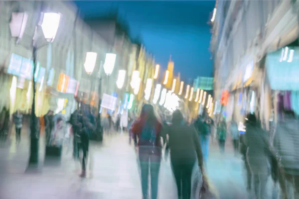 Abstract beeld van onherkenbaar silhouetten van mensen lopen in de stad straat in avond, winkelen, nachtleven. Stedelijke moderne achtergrond. Wazig effect — Stockfoto