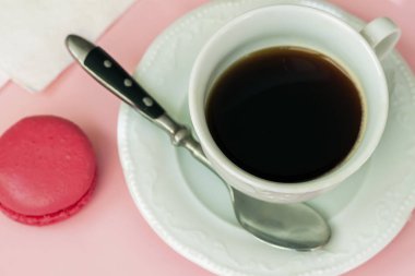 Pembe macaron, acıbadem kurabiyesi ve kahve. Romantik sabah. Üstten Görünüm. Tatlı, hediye, sevgili için mevcut