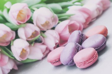 Pembe ve mor Macaroons, bahar çiçekleri, Lale, pastel arka plan ihale. Romantik sabah, hediye, sevgili için mevcut