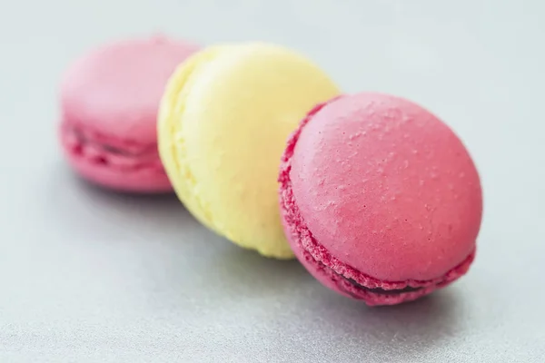 Tres macarrones coloridos, dulce manjar francés —  Fotos de Stock