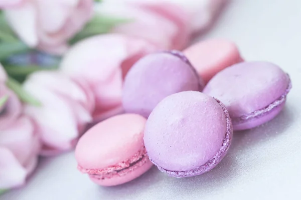Macarrones rosados y violetas, flores primaverales, tulipanes, fondo pastel tierno. Mañana romántica, regalo, regalo para amados —  Fotos de Stock
