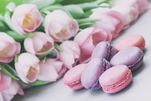 Macarrones rosados y violetas, flores de primavera, tulipanes, fondo pastel tierno. Mañana romántica, regalo, regalo para amados —  Fotos de Stock