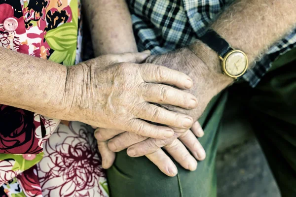 Erkek ve kadın kırışıklıkları tutan eller yaşlılar birlikte yakın çekim, ilişkiler, evlilik ve yaşlı insanlar, dostluk, kavramı yaşlı çiftin elleriyle seviyorum