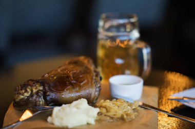 Bira için geleneksel garnitür ile domuz eti çivi. Arka plan bulanık. Bar, pub gerçek sahnede. Bira kültürü, bira notlar benzersizliğini, hafif alkollü içecek aşıkların toplantı. Seçici odak