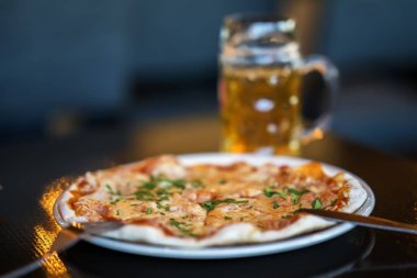 İştah açıcı pizza bira için. Arka plan bulanık. Gerçek sahnede bar veya pub. Bira kültürü, Craft brewery, teklik bira notları, hafif alkollü içecek aşıkların toplantı. Seçici odak
