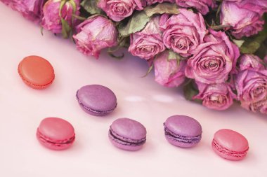 Vintage pastel arka plandan farklı Macarons, Bahar çiçek, gül