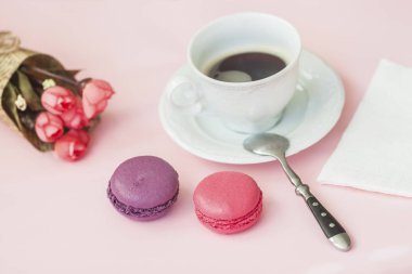 Pembe ve vioet macarons, macaroons, Bahar çiçek, ana sayfa görünümü. Romantik Günaydın sevgili için bir hediye. Kahvaltı Valentins, anneler, doğum kadın gün. İhale arka plan.