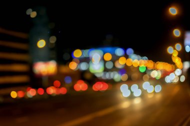 Kentsel sokak gece trafik bokeh ışıkları ile. Bulanık otomatik parlak fren lambaları, şehir sokak ışıkları, hız ile. Arka plan bulanık. Seçici odak