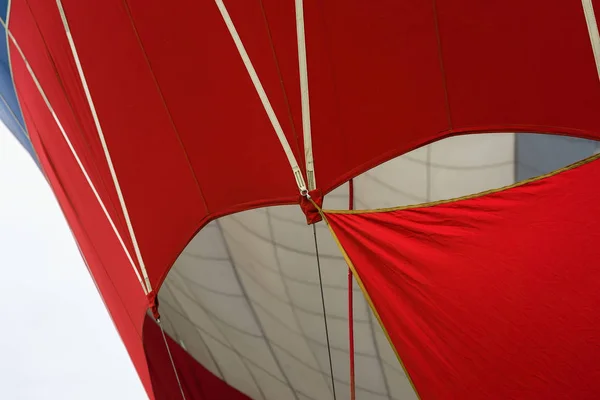 Parte de um vívido close-up de balão vermelho e branco. Antecedentes modernos para momentos brilhantes de vida e aventura — Fotografia de Stock