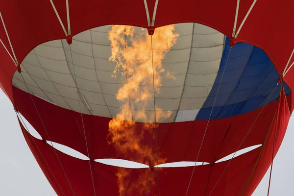 クローズ アップの燃焼バーナー、熱気球の炎。底面図 — ストック写真