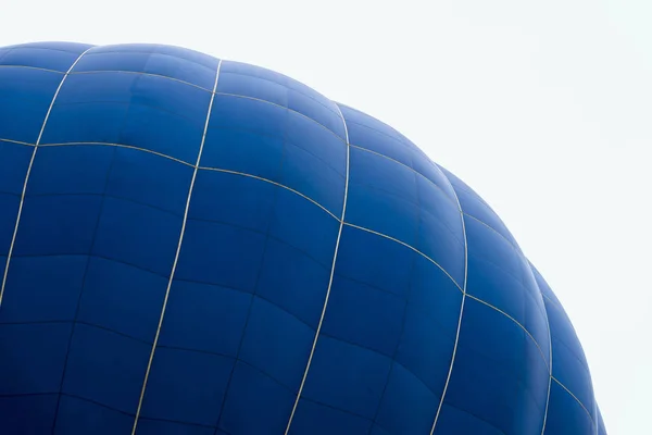 Halbkugelförmiger oberer Teil eines riesigen Ballons in Nahaufnahme. moderner Hintergrund für helle Momente des Lebens, Risiko und Abenteuer — Stockfoto
