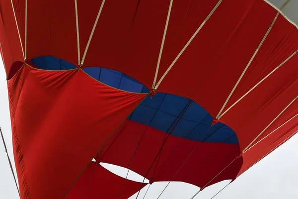 鮮やかな、熱気球、飛行や冒険の準備ができてのクローズ アップ。テクスチャおよびパターン、青、赤の色。モダンな背景 — ストック写真