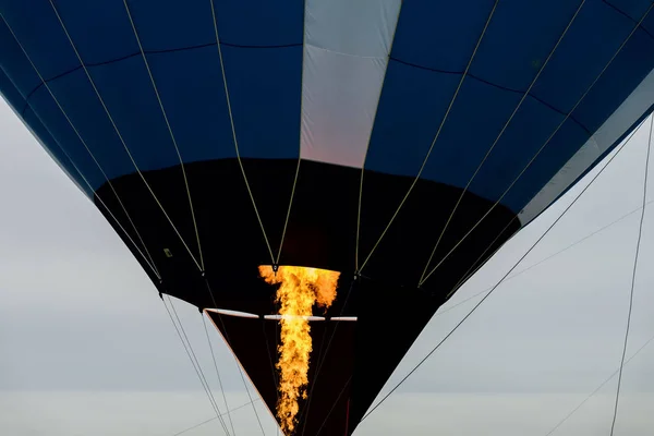 熱気球での炎のクローズ アップ燃焼バーナーバック グラウンド、背景、基板、組成物の — ストック写真