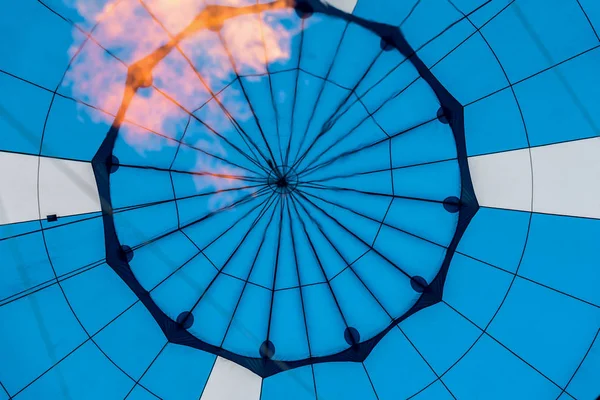 Detail abstraktní krásné textury geometrické plochy horkovzdušný balón, modré barvy a plamen z hořáku. Pozadí pro světlé okamžiky života — Stock fotografie