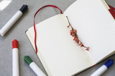 Renkli kalemler, açık Öğrenci yarıyıl not defteri, sonbahar şubesinden, arka plan ile kopya alanı metin için yer imleri. Üstten Görünüm. Eğitim kavramı