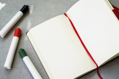 Renkli kalemler, Öğrenci yarıyıl not defteri, arka plan kopya alanı için metin ile açın. Üstten Görünüm. Eğitim kavramı