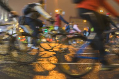 Arka plan bicyclists şehir sokak üzerinde renkli grubunun. Geçit töreni bisikletliler, bulanıklık etkisi, tanınmayan yüzler. Spor, fitness, sağlıklı yaşam konsepti