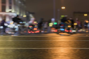 Bisiklet sürme stili arka plan bulanık. Şehir, gece, soyut bicyclists geçit töreni. Modern aktif yaşam tarzı, sağlıklı yaşam konsepti
