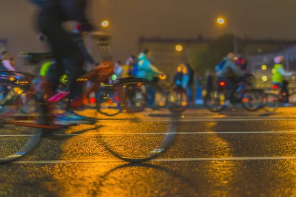 Silhouetten van groep kleurrijke fietsers op stad straten, abstract, motion blur, fiets festival. Concept van moderne levensstijl, gezonde levensstijl, voor achtergrond — Stockfoto
