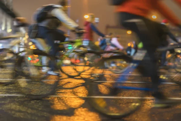 Abstracte achtergrond van gekleurde groep fietsers op stad straat. Parade van fietsers, vervagen, effect, onherkenbaar gezichten. Sport, fitness, gezonde levensstijl concept — Stockfoto