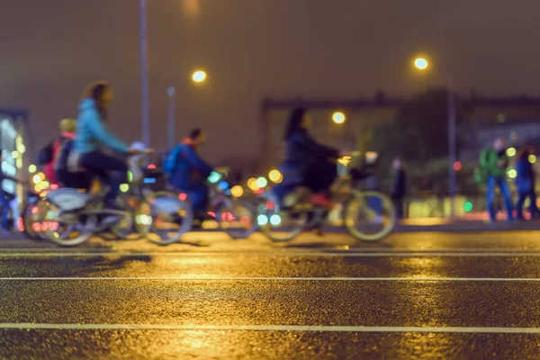 Silhouette von Radfahrern. Parade der Radfahrer in der Stadt, Nacht, abstrakt. Sport, Fitness und gesunder Lebensstil. Gezielte Bewegungsunschärfe — Stockfoto