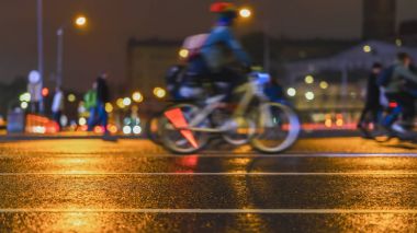 Arka plan bicyclists şehir sokak üzerinde renkli grubunun. Geçit töreni bisikletliler, bulanıklık etkisi, tanınmayan yüzler. Spor, fitness ve sağlıklı yaşam konsepti, zemin