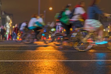 Şehir sokak, soyut geceleri tanımlanamayan renkli binicilik bisiklet sırasında hareket Bulanıklığı, arka planı için