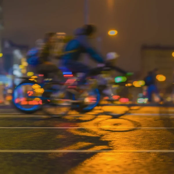 Πολύχρωμο ποδηλάτες στο δρόμο της πόλης. Παρέλαση από τους ποδηλάτες, θάμπωμα, αγνώριστος πρόσωπα. Αθλητισμού, την καταλληλότητα και την έννοια του υγιεινού τρόπου ζωής. Θόλωση κίνησης εκ προθέσεως — Φωτογραφία Αρχείου