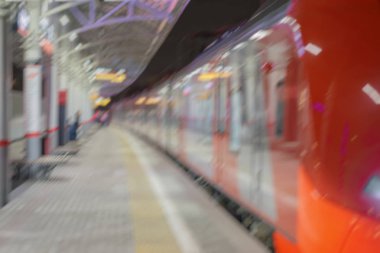 Tren İstasyonu, platform, gece, alacakaranlıkta, yolcu treni durdurdu. Yolcu taşımacılığı, yaşam. Modern arka plan bulanık