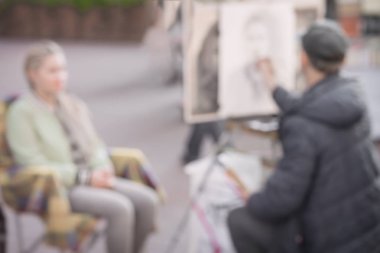 Modern sanatçı genç kadın portresi çizim kağıt üzerinde şehir sokak tanınmaz siluetleri soyut bulanık görüntü. Kentsel modern arka plan. Etkisi bulanıklık