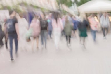 Soyut resim bulanık insanların şehrin sokak yürüyüş. Kentsel modern arka, kopya alanı. Etkisi bulanıklık