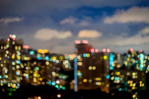 Abstrakta urban natt, lägenheter, bostäder, hus. Staden på natten med ljus bokeh, suddig fokus, twilight, för bakgrundsanvändning — Stockfoto